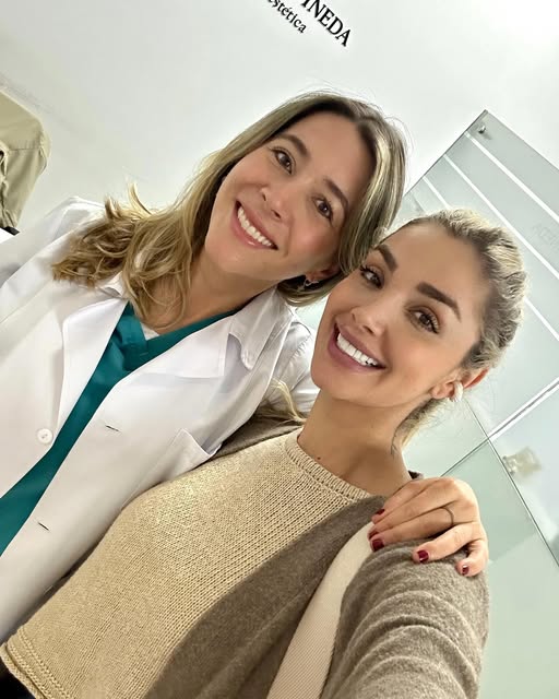 La Dra. Marcela Calderón con una paciente sonriendo en el consultorio